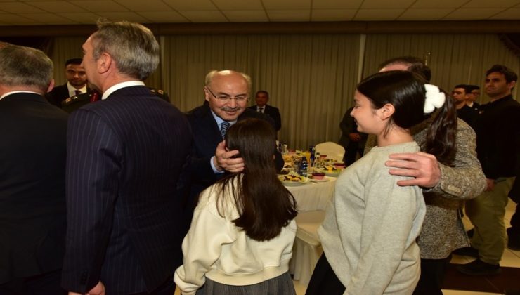 VALİ KÖŞGER’İN EV SAHİPLİĞİNDE BAYRAMLAŞMA TÖRENİ DÜZENLENDİ